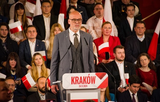 Prof. Andrzej Nowak przemawia podczas ogłoszenia kandydatury dr. Karola Nawrockiego