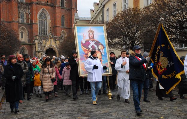  Obraz Jezusa Chrystusa Króla Wszechświata, zatwierdzony przez polski episkopat, był niesiony ulicami miasta.