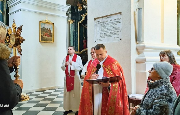 Uczestnicy konferencji wzięli udział w nabożeństwie Drogi Krzyżowej, towarzyszyły im relikwie Krzyża Świętego