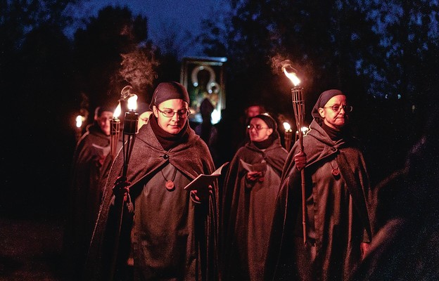 Wyciągają ręce i proszą o chleb