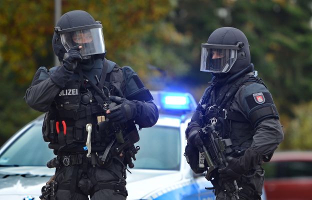 Ciężko uzbrojona policja na jarmarkach bożonarodzeniowych w Niemczech