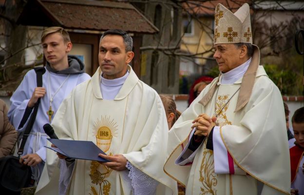 Bp Adam Bałabuch i ks. Marcin Mazur i przed świątynią podczas obrzędu poświęcenia krzyża