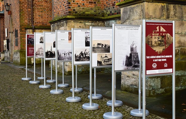 Fotografie przedstawiają zniszczenia wojenne m.in. obiektów sakralnych