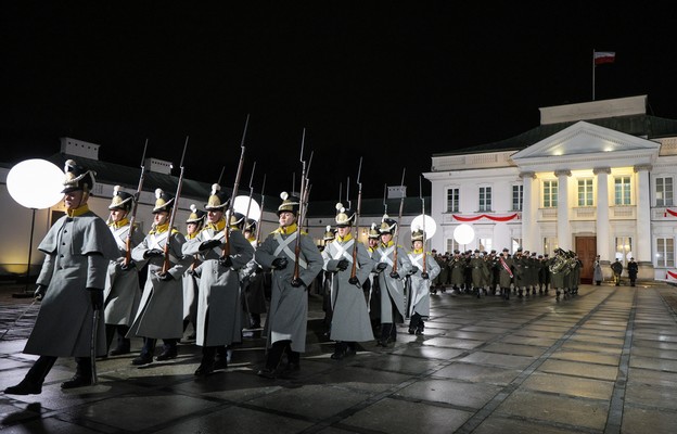 Uroczystość z okazji Dnia Podchorążego i 194. rocznicy wybuchu Powstania Listopadowego z udz. prezydenta Andrzeja Dudy, 29 bm. na dziedzińcu Belwederu w Warszawie.