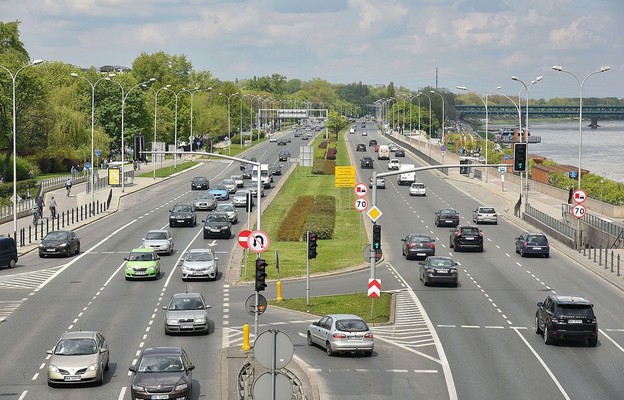 Wisłostrada (ul. Wybrzeże Gdańskie) widziana z wiaduktu mostu Śląsko-Dąbrowskiego