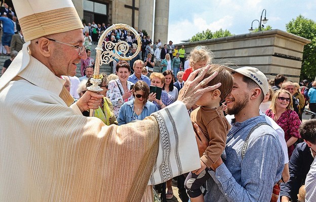 Kościół naucza niezmiennie, że życie ludzkie zaczyna się przy poczęciu i od poczęcia ma pełną wartość i godność – przypomina abp Galbas