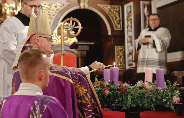 Bp Marek Mendyk zapalił pierwszą świecę na wieńcu adwentowym