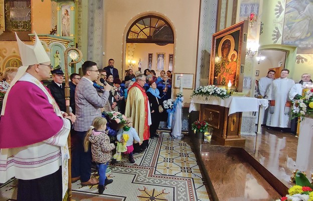 Maryję powitali Manuela i Tomasz Boralowie z dziećmi