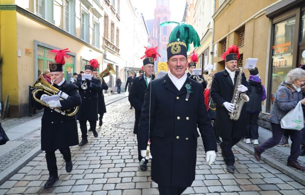 Barwna parada górnicza przemierzająca ulice Wałbrzycha z okazji Barbórki