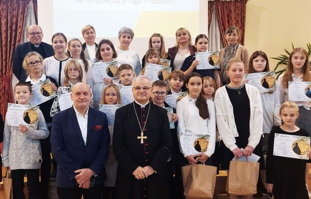 Laureaci konkursu o św. Wojciechu wraz z bp. Markiem Mendykiem i Panem Julianem Golakiem