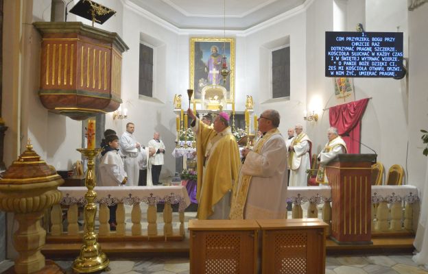 Podczas Eucharystii arcybiskup poświęcił też odrestaurowane zabytkowe wyposażenie wnętrza kościoła, m.in. chrzcielnicę, ambonę, emporę muzyczną i konfesjonały.