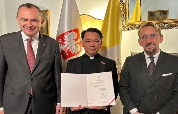 Ks. Chun Yean Choong z Ambasadorem RP Adamem Kwiatkowskim i Konsulem Generalnym  Bartoszem Skwarczyńskim