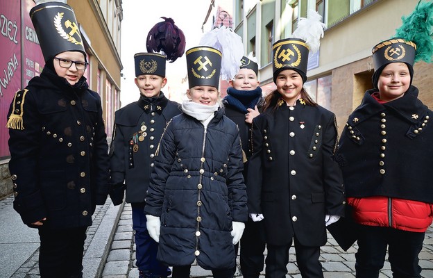 Dzieci w górniczych mundurach podczas wałbrzyskiej Barbórki