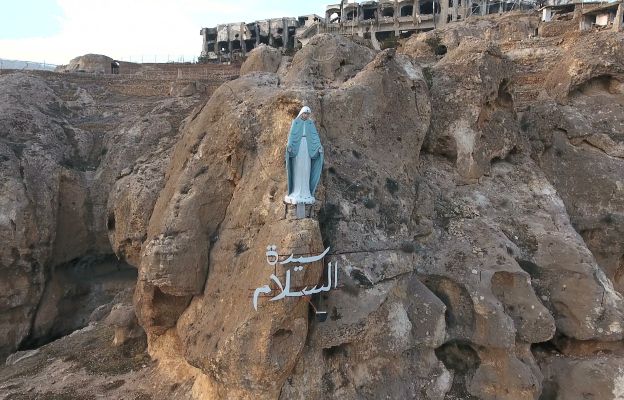 Wieś Maaloula w Syrii z figurą Matki Bożej