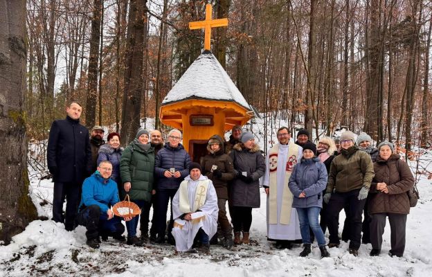 Ks. Rafał Masztalerz oraz przedstawiciele Nadleśnictwa Międzylesie i lokalnej społeczności