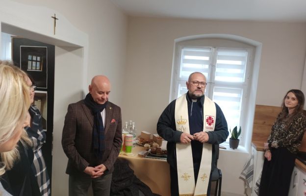 W otwarciu mieszkania uczestniczyli dyrektor diecezjalnej Caritas ks. Stanisław Podfigórny,wiceprezydent Zielonej Góry Marek Kamiński oraz przedstawiciele zaprzyjaźnionych instytucji