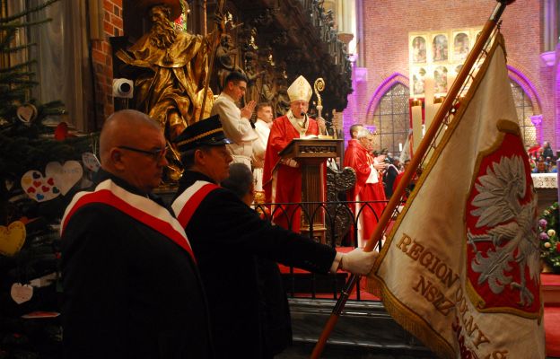 - Jesteśmy strażnikami pamięci o tamtych wydarzeniach, z tego wyrośliśmy. Starajmy się przekazywać ją następnym pokoleniom - mówił w kolejną rocznicę stanu wojennego metropolita wrocławski.