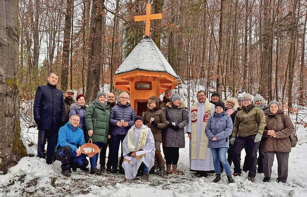 Kapliczka w środku lasu