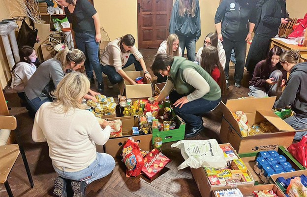 1300 kg żywności trafi do osób ubogich i potrzebujących jako świąteczna pomoc