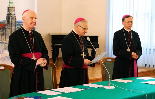 Od lewej: bp Ignacy Dec, bp Marek Mendyk, bp Adam Bałabuch