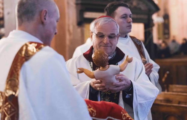 Bp Marek Mendyk - biskup świdnicki, podczas pasterki w katedrze świdnickiej