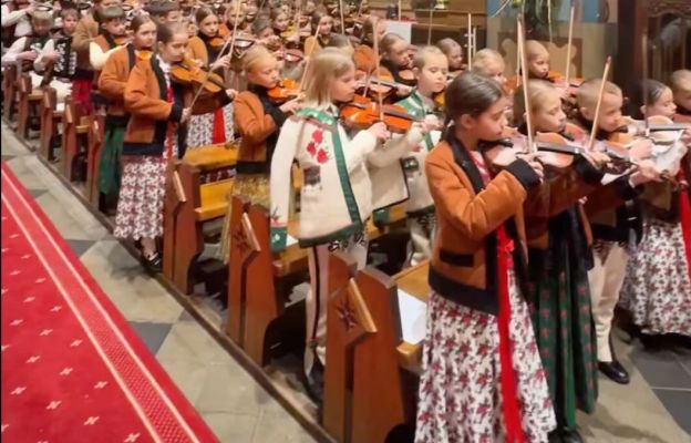 Pasterka z Małą Armią Janosika podbija sieć. Występ na Monte Cassino też Cię zauroczy