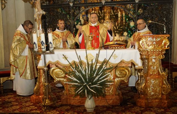 Bp Adam Bałabuch przewodniczy Eucharystii podczas Pasterki w Bazylice Nawiedzenia NMP w Wambierzycach