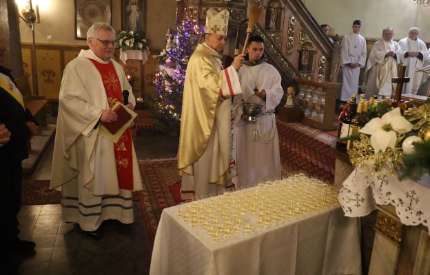 Biskup Adam Bałabuch pobłogosławił wino podczas odpustu ku czci św. Jana Apostoła i Ewangelisty w Dziećmorowicach, podtrzymując tradycję związaną z cudem ocalenia patrona parafii.