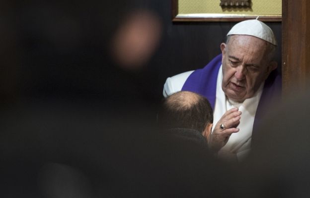 Papież Franciszek w konfesjonale