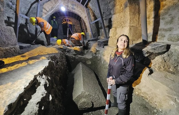 Prof. Ebru Fatma Fındık przy sarkofagu św. Mikołaja odkrytym w kościele
dedykowanym świętemu w Demre (starożytna Mira). Obok jeden z fresków
w kościele