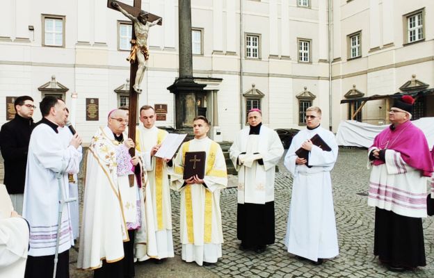 Biskup świdnicki na placu przed katedrą uniósł Krzyż Jubileuszowy i wypowiedział słowa: Witaj krzyżu Chrystusa, jedyna nadziejo nasza!