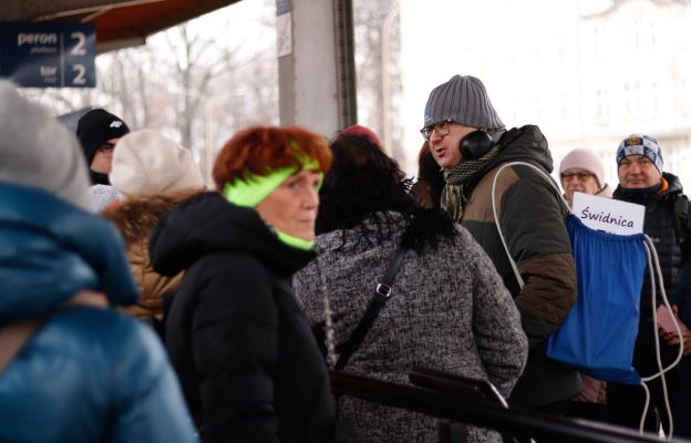 Na dworcu w Świdnicy czekał przewodnik, który zaprosił na dalszą część podróży – zwiedzanie świdnickich zabytków.