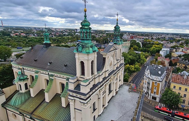 Widok na archikatedrę lubelską z tarasu widokowego Wieży Trynitarskiej