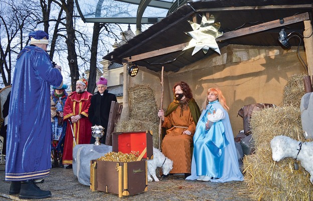 Świętej Rodzinie towarzyszy Gwiazda Betlejemska. Trzej Królowie i stajenka przy bazylice katedalnej w Kielcach