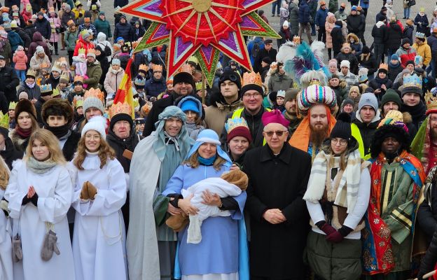 Abp Stanisław Budzik wśród uczestników Orszaku Trzech Króli 