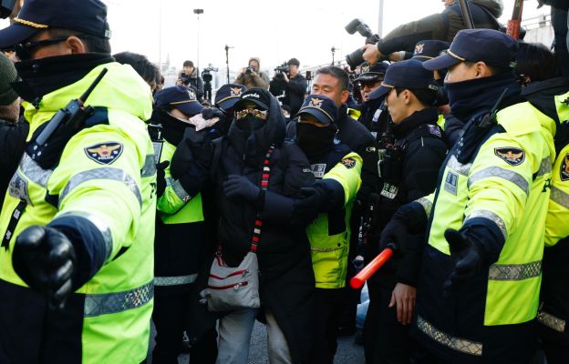 Policja powstrzymuje protestujących pod rezydencją prezydenta