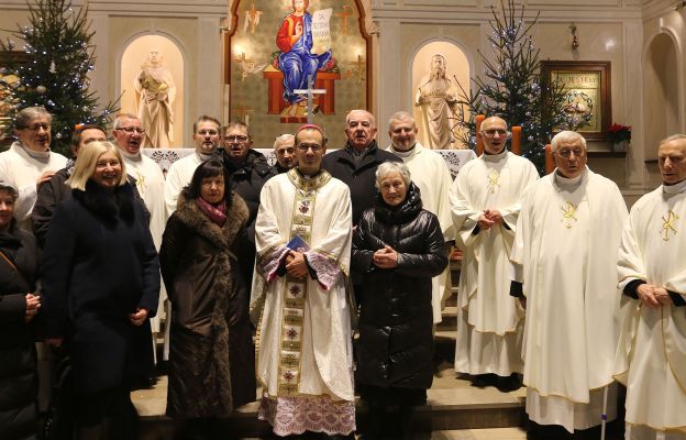 Pamiątkowe zdjęcie kapelanów szpitalnych i przedstawicieli Służby Zdrowia z bp. Maciejem Małygą 