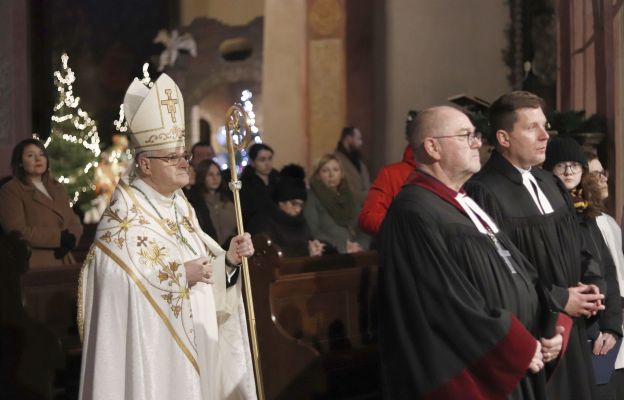 Bp Marek Mendyk oraz bp Waldemar Pytel i ks. Paweł Mellerem z Kościoła Ewangelicko-Augsburskiego, podczas ekumenicznego nabożeństwa Dziewięciu Czytań i Kolęd w Katedrze Świdnickiej