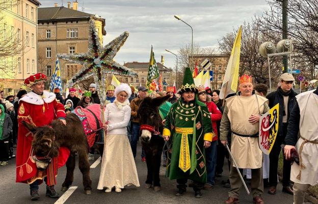 13. Orszak Trzech Króli w Świdnicy – uśmiechy uczestników, osiołki i radosne kolędowanie na ulicach miasta