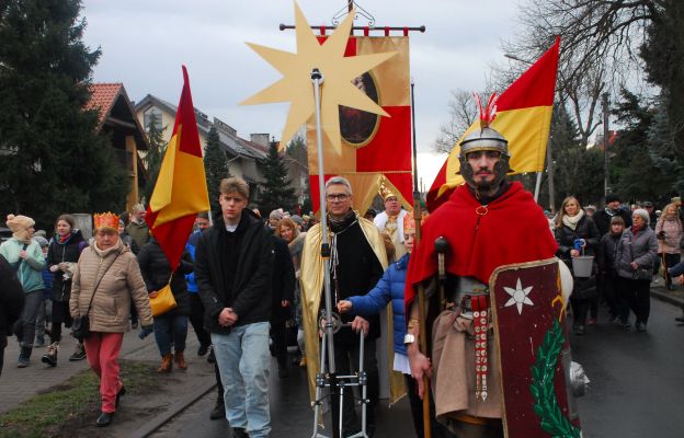 Orszak z parafii NMP Różańcowej na Złotnikach prowadził razem z gwiazdorem rzymski legionista. 