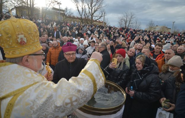 Obrzęd poświęcenia wody obejmuje m.in. zanurzenie w niej krzyża.