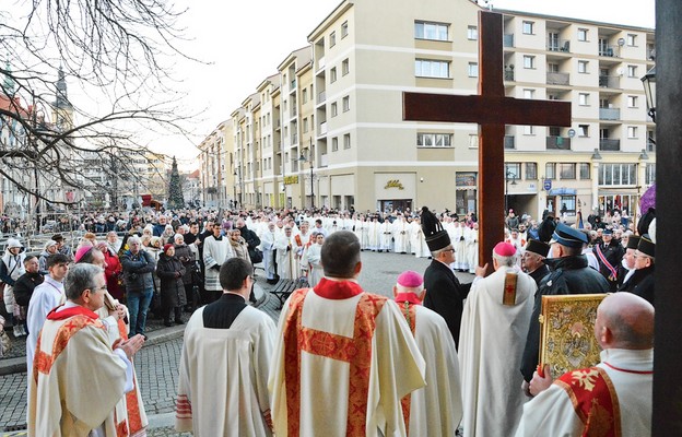 Krzyż jubileuszowy w procesji do katedry nieśli górnicy