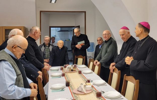 Biskupi i księża wspólnie zjedli posiłek na refektarzu