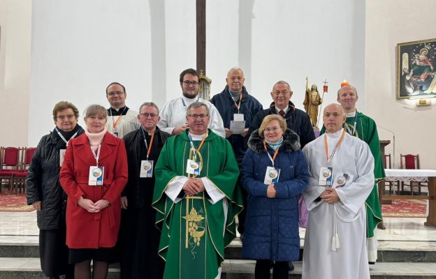 Grupa synodalna z ks. proboszczem Stanisławem Kasztelanem z parafii Podwyższenia Krzyża świętego w Kłodzku 