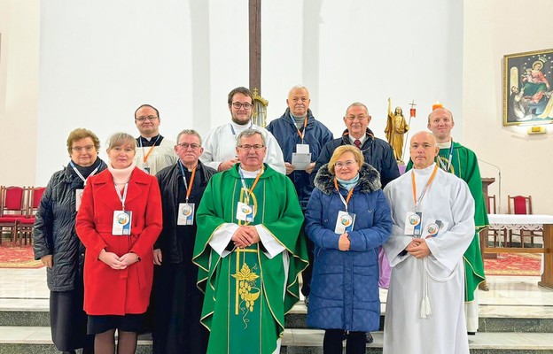 Grupa synodalna z ks. Stanisławem Kasztelanem, proboszczem parafii Podwyższenia Krzyża Świętego w Kłodzku