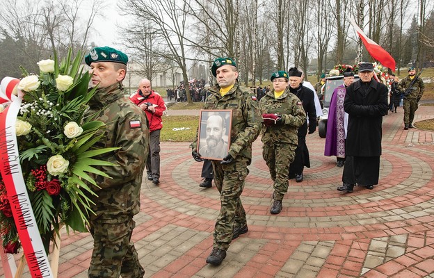 Uroczystościom pogrzebowym przewodniczył  ks. Jan Szczupak, proboszcz 
parafii farnej