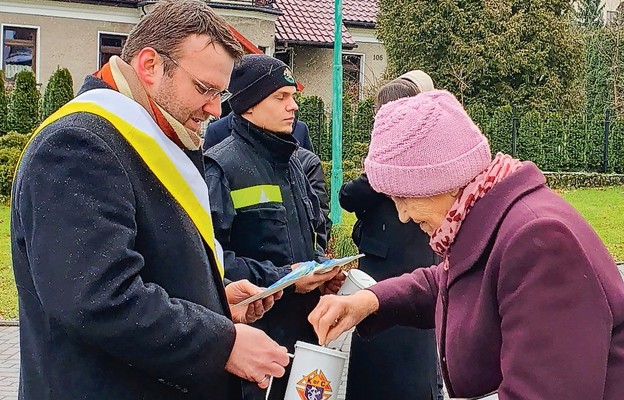 Rycerze i strażacy podczas kwesty