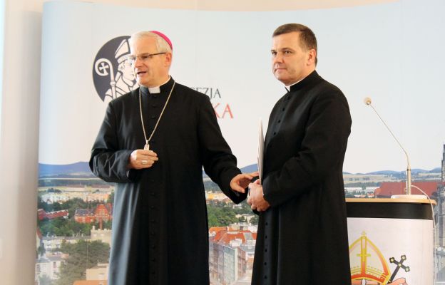 Bp Marek Mendyk wraz z ks. kan. Wiesławem Rusinem