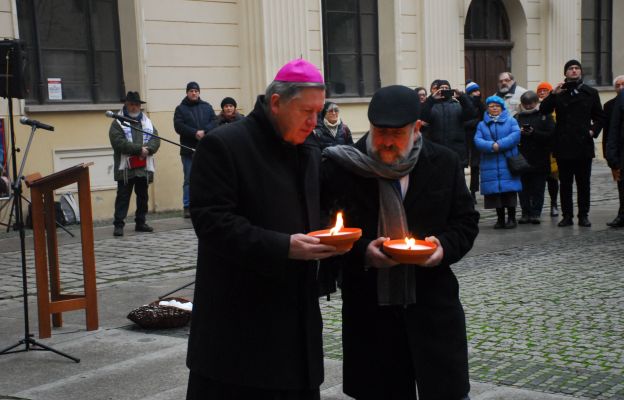 Abp Józef Kupny i naczelny rabin RP Michael Schudrich razem złożyli znicze upamiętniając ofiary Zagłady.