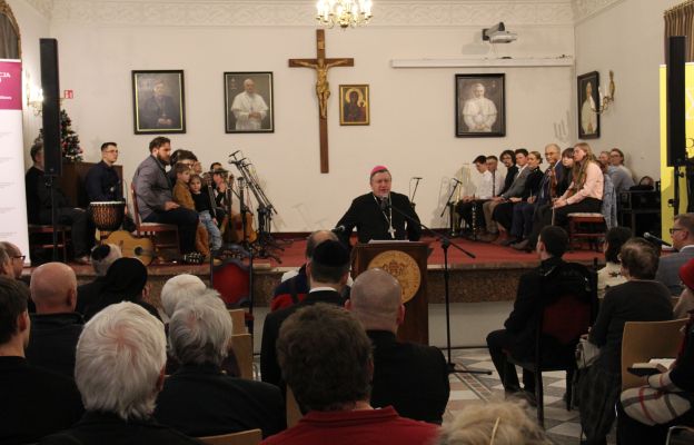  - Żaden podręcznik, żadna katecheza, żadne wykłady nie zastąpią doświadczenia spotkania z drugim człowiekiem - przekonywał abp Józef Kupny.